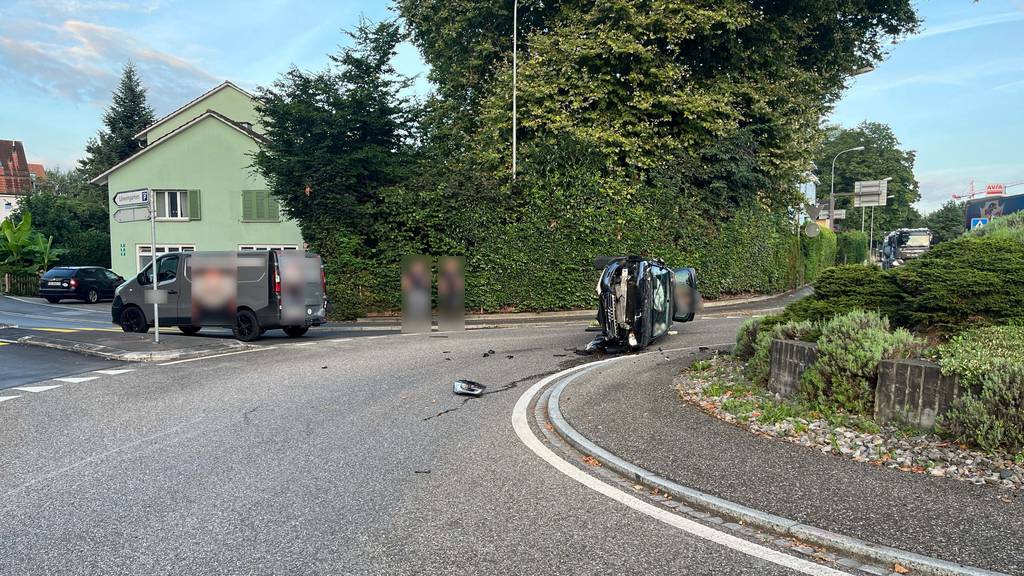 Auto landet nach Unfall auf der Seite – Frau verletzt