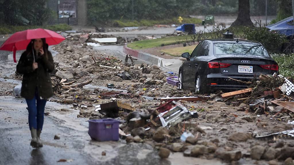 Schlamm und Geröll liegt während eines Regensturms auf der Straße. Foto: Marcio Jose Sanchez/AP