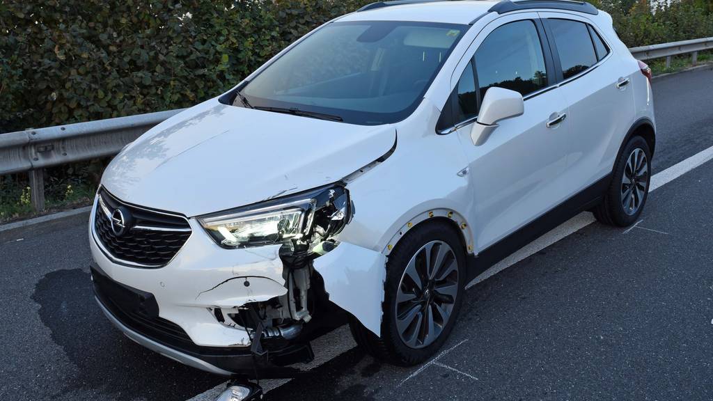 Motorradfahrer wird bei Unfall mit weissem Opel schwer verletzt