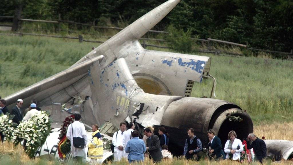 Am 4. Juli 2002 besuchten Angehörige der Opfer die Absturzstelle der russischen Tupolew TU-154 in Hoellwangen-Brachenreute nahe Überlingen am Bodensee. Beim Zusammenstoss zweier Flugzeuge am 1. Juli 2002 starben 71 Menschen.