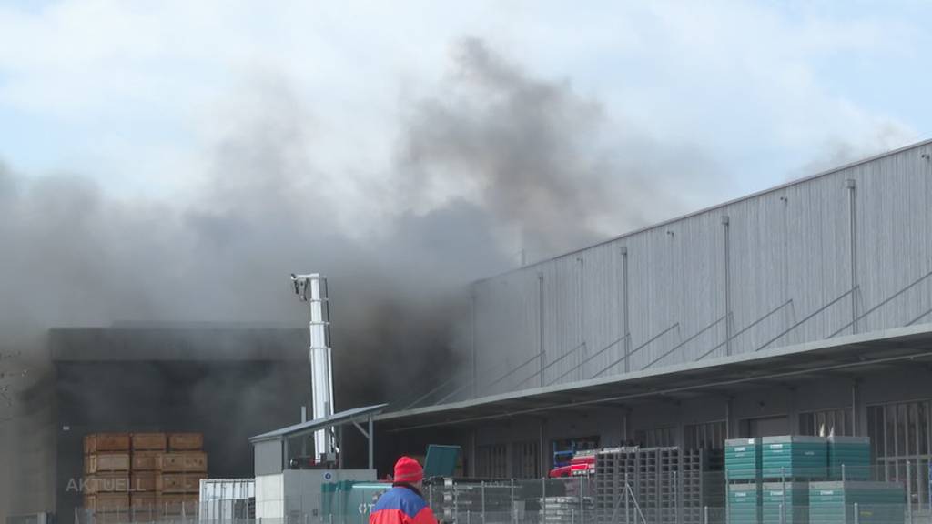 Starker Rauch: In Batterierecycling-Firma in Biberist bricht Feuer aus