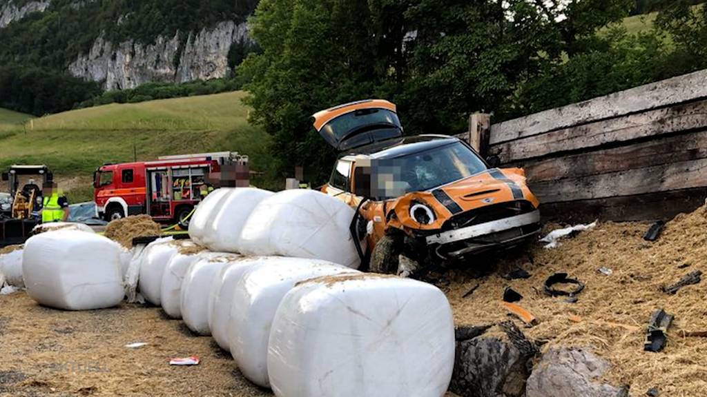 Auto fliegt von Strasse und landet in Siloballen