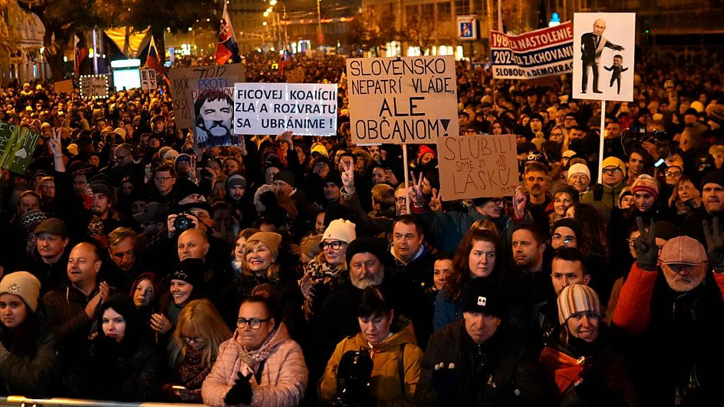 Demonstranten bei einem Protest anlässlich des 35. Jahrestag der Samtenen Revolution und gegen die Politik des populistischen Premierministers Fico. Foto: Petr David Josek/AP/dpa