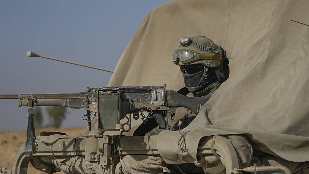 Israelische Soldaten sind nahe der Grenze zum Gazastreifen im Süden Israels im Einsatz. Foto: Ohad Zwigenberg/AP/dpa