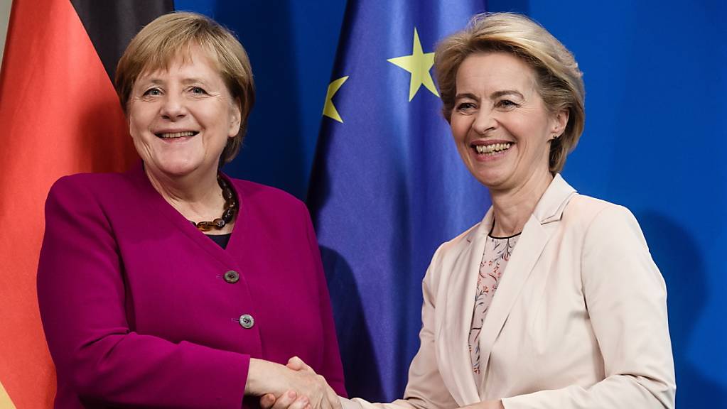 Die EU-Kommissionspräsidentin Ursula von der Leyen (rechts) und die deutsche Bundeskanzlerin Angela Merkel sind offen für die Zulassung eines russischen Impfstoffes, der unter dem Namen Sputnik V bekannt ist. (Archivbild)