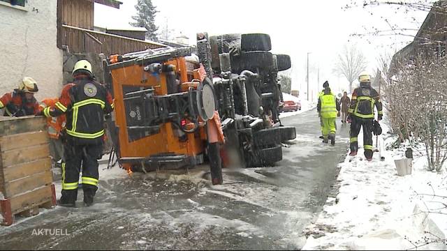 Salzstreumaschine in Hägglingen verunfallt