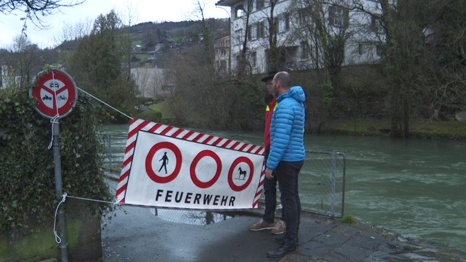 «Wege sind gesperrt»: Wasser tritt bei Sarnersee und Reuss über die Ufer