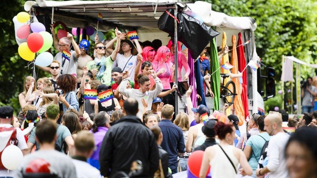 3000 Menschen feierten an der Pride-Parade der Westschweiz in Freiburg und machten gleichzeitig auf ihre Anliegen aufmerksam.