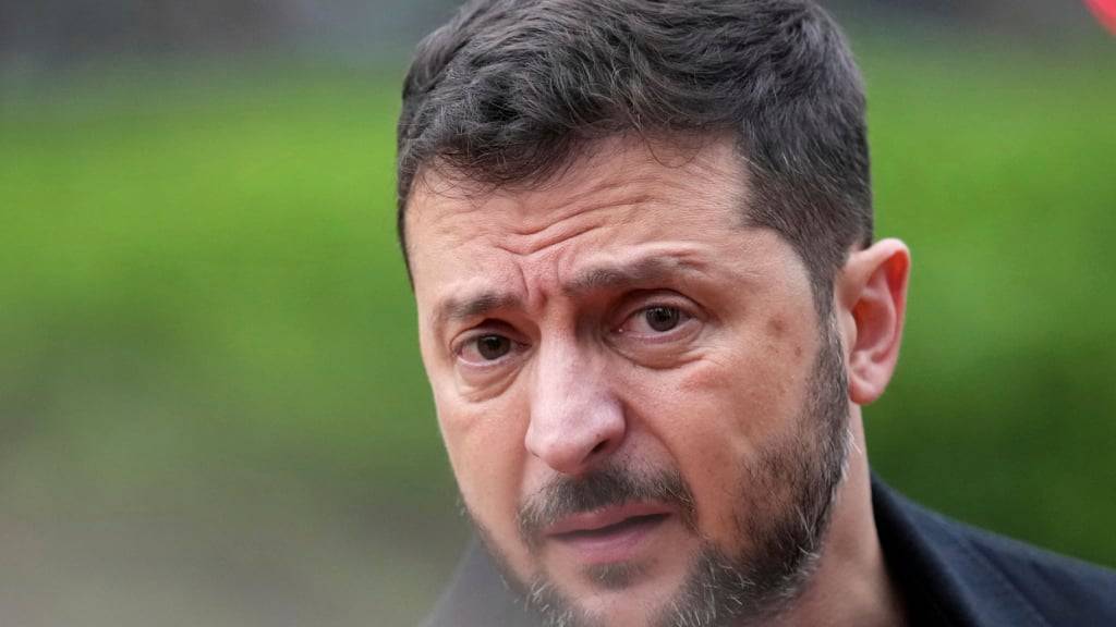 Der ukrainische Präsident Wolodymyr Selenskyj spricht im Lafayette Park, gegenüber dem Weißen Haus, nach einem Treffen mit US-Präsident Trump und europäischen Staats- und Regierungschefs. Foto: Jacquelyn Martin/AP/dpa