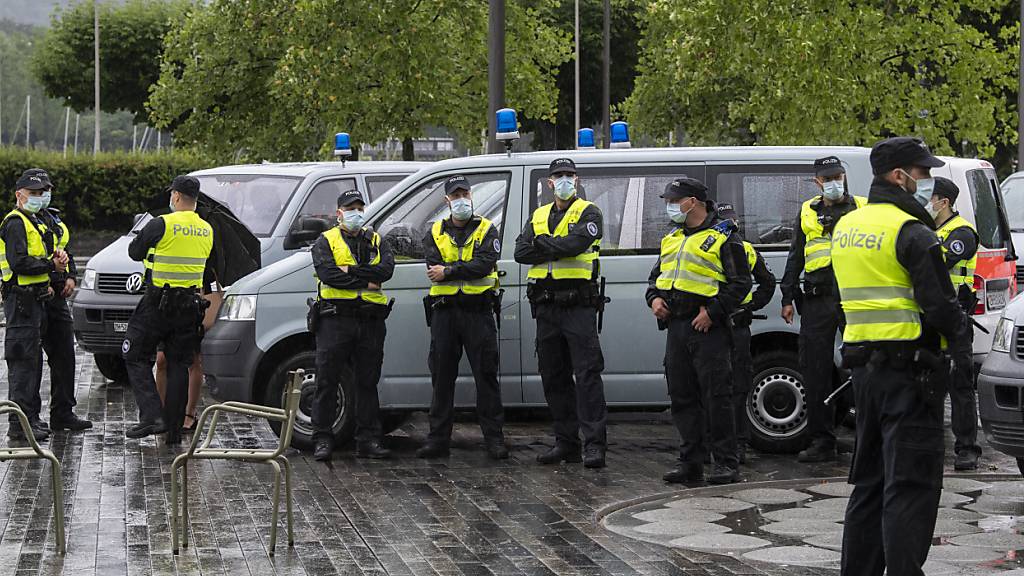 Das Obergericht Zürich hat den Corona-Kritiker Daniel Stricker vom Vorwurf des Verstosses gegen die Covid-Verordnung freigesprochen. Stricker war vor Ort, als am 23. Mai 2020 auf dem Zürcher Sechseläutenplatz gegen die Corona-Massnahmen protestiert wurde. (Archivbild)