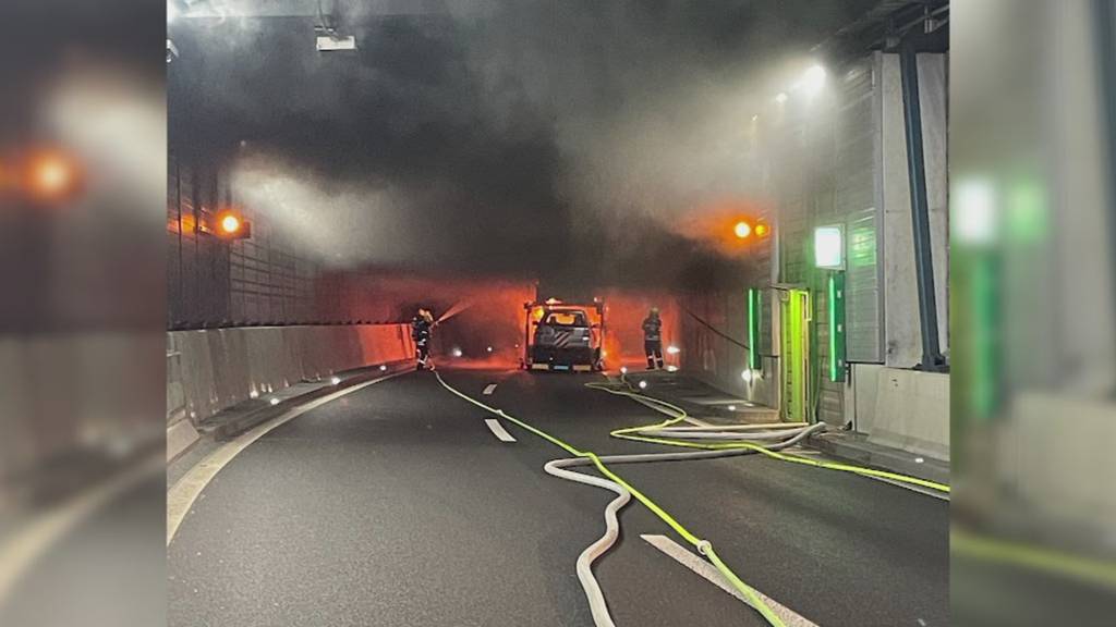 Autotransporter im Sonnenbergtunnel komplett ausgebrannt