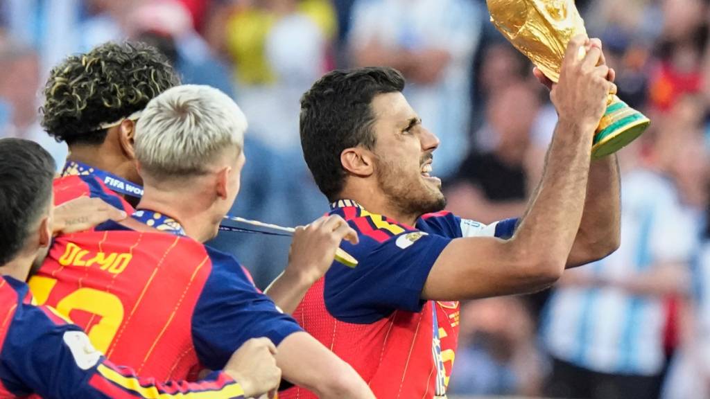Rodri wurde als bester Spieler der WM geehrt
