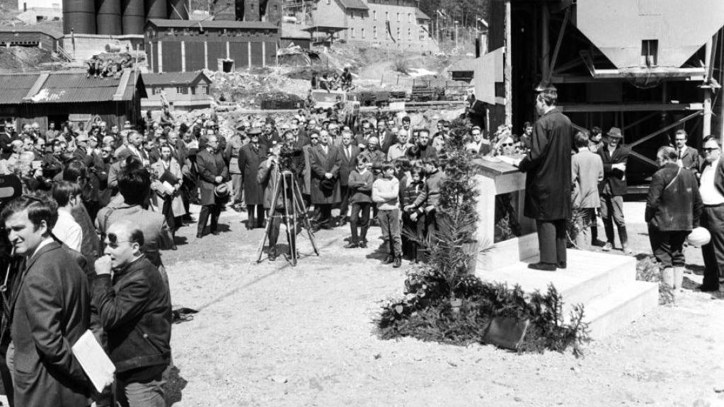 Vor 50 Jahren, am 5. Mai 1970, wurden die Bauarbeiten für den Gotthard Strassentunnel feierlich gestartet. Bundesrat Hanspeter Tschudi (am Pult) hielt die Eröffnungsrede. (Archivbild)