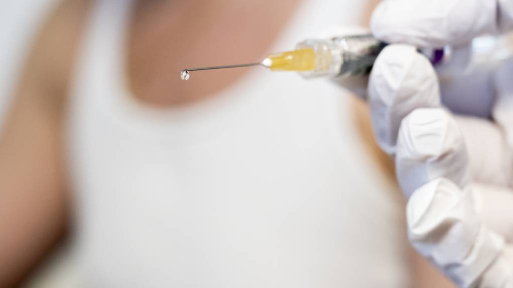 Apothekerinnen und Apotheker dürfen im Kanton Schwyz mehr Impfungen verabreichen. (Symbolbild)