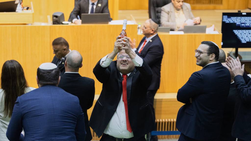 Itamar Ben-Gvir (M), rechtsextremer Polizeiminister von der Partei Otzma Jehudit, und Abgeordnete feiern, nachdem das israelische Parlament in der Knesset einen Gesetzentwurf zur Einführung der Todesstrafe für Terroristen gebilligt hat. Foto: Itay Cohen/AP/dpa