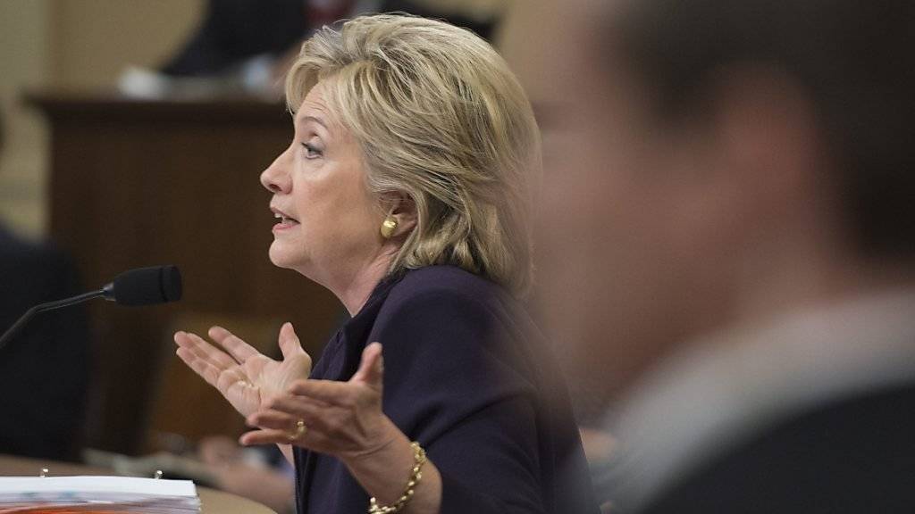 Die ehemalige US-Aussenministerin Hillary Clinton sagte vor einem Untersuchungsausschuss des Kongresses zum Terroranschlag auf die US-Botschaft im libyschen Bengasi aus. Die Präsidentschaftskandidatin übernahm dabei die politische Verantwortung für den Zwischenfall.