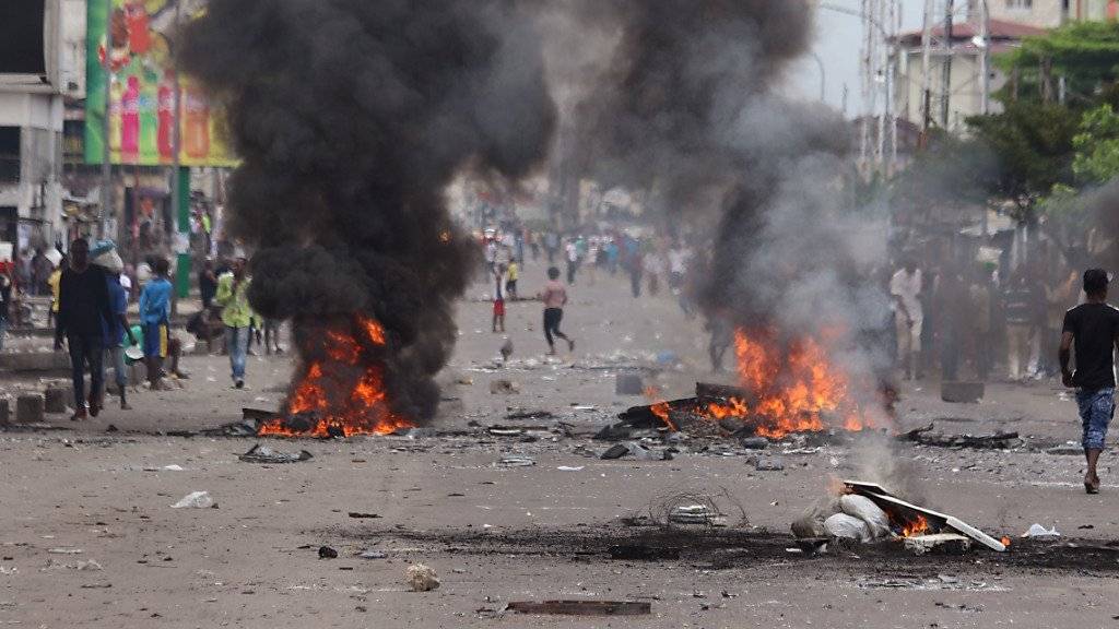 Polizisten im Kongo sollen nach Angaben der Opposition über 50 Menschen bei einer Anti-Regierung-Kundgebung in der Hauptstadt Kinshasa getötet haben.
