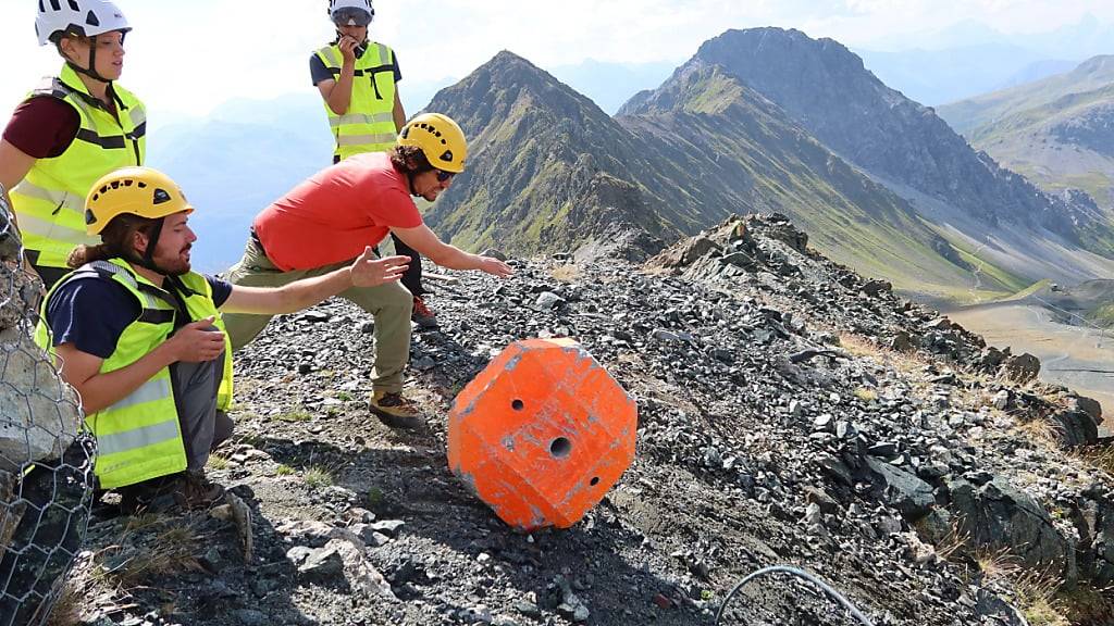 Forschende werfen Betonbrocken am Weissfluhjoch herunter