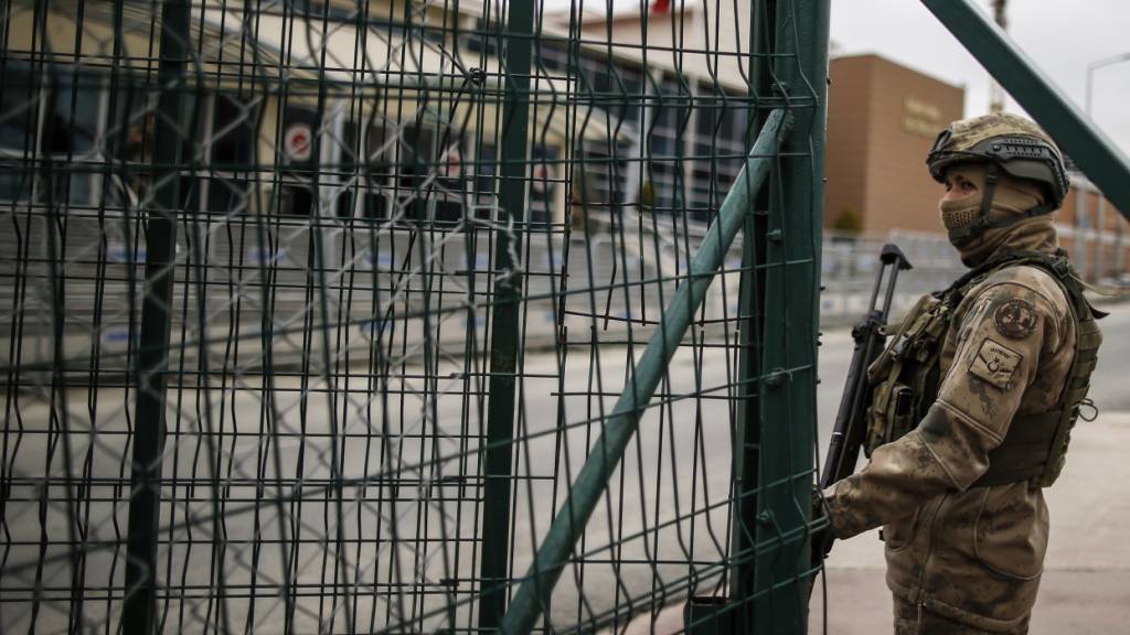 ARCHIV - Ein türkischer Soldat vor dem Gefängniskomplex Silivri. Foto: Emrah Gurel/AP/dpa/Archivbild