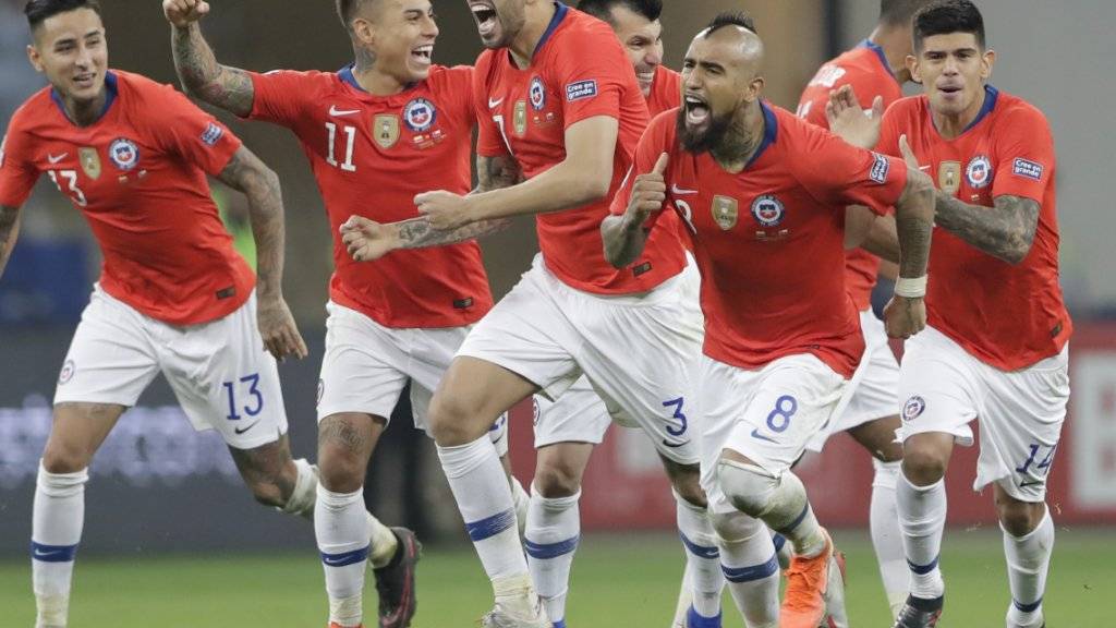 Die chilenischen Spieler freuen sich über den Halbfinal-Einzug