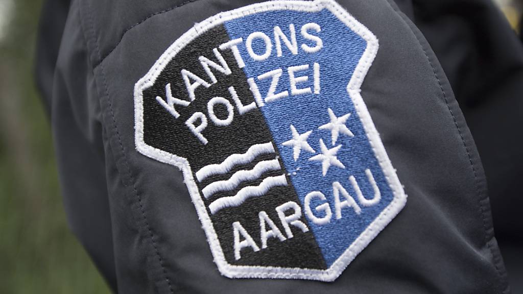 Die Kantonspolizei Aargau sucht einen Velofahrer, der in Schinznach Bad AG eine 76-jährige Frau auf einem Feldweg umstiess. (Symbolbild)