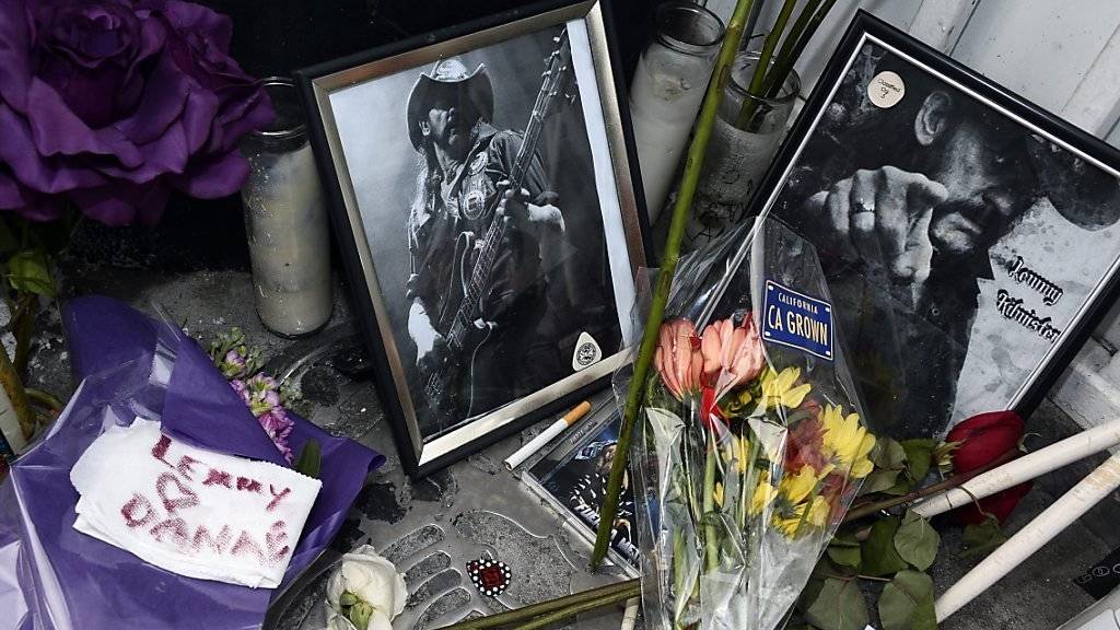 Abschied von einer Legende: Bei der Stammkneipe von Lemmy Kilmister in Hollywood erinnern Blumen, Herzen und Bilder an den Sänger.