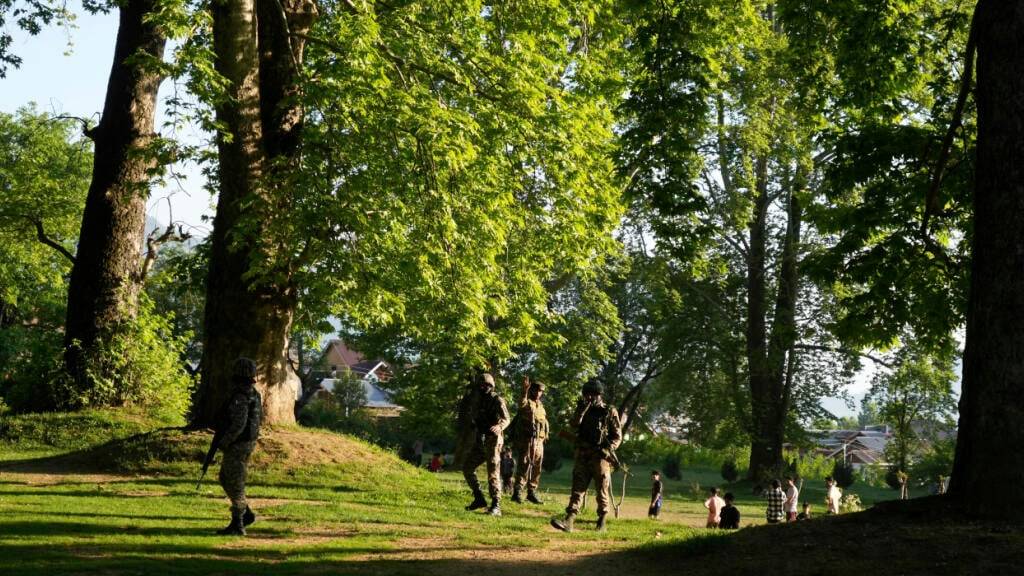 ARCHIV - Indische paramilitärische Soldaten bewachen einen Mughal-Garten am Stadtrand von Srinagar im indisch kontrollierten Kaschmir. Foto: Mukhtar Khan/AP/dpa