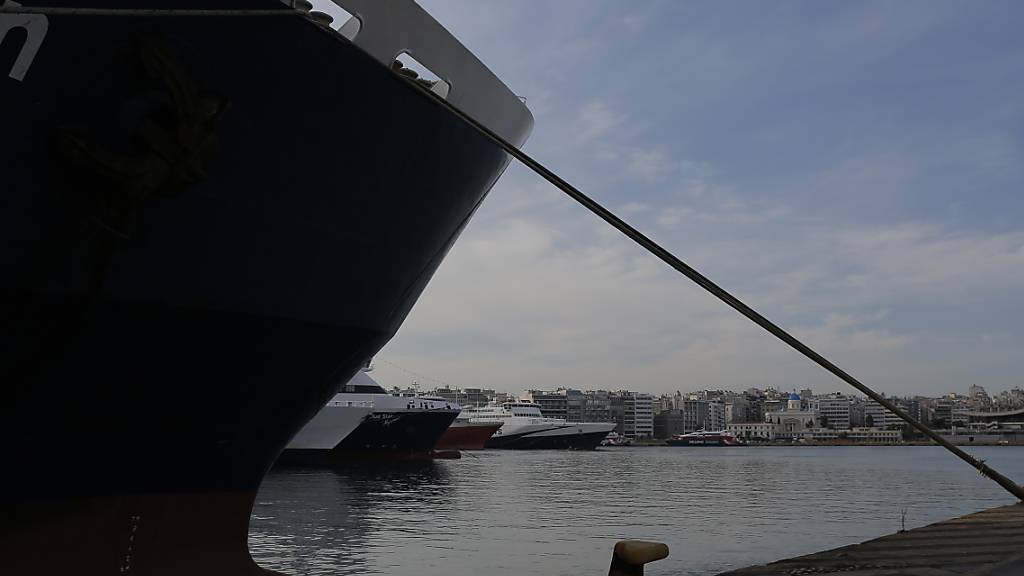 Erneuter Streik am Hafen von Piräus: Griechische Gewerkschaften protestieren gegen geplante Änderungen des Arbeitsrechts. Der Fährverkehr wird dadurch eingeschränkt. (Archivbild)