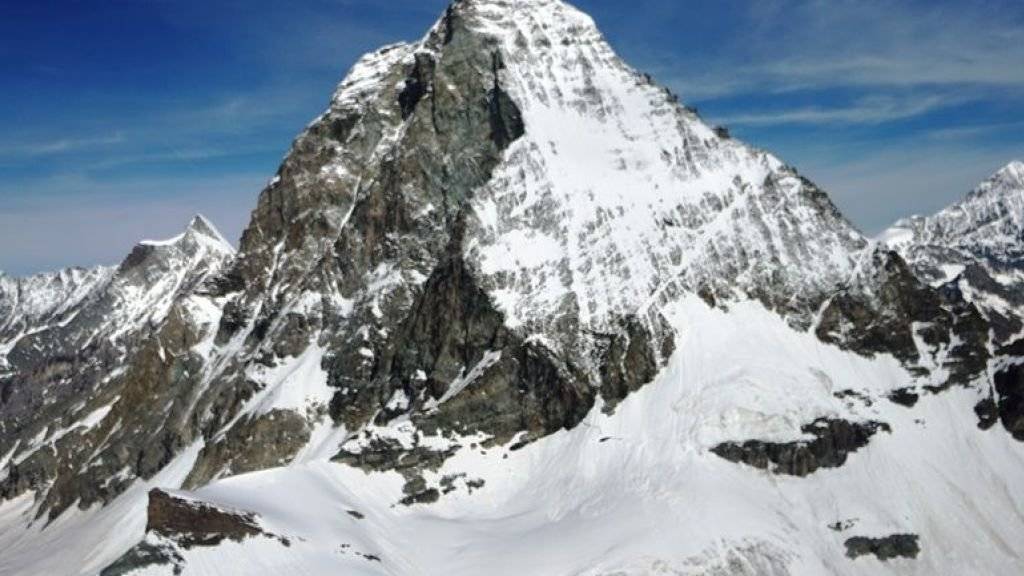 Die Rettungskräfte konnten trotz eingeleiteter Reanimation nur noch den Tod des Alpinisten feststellen. Warum er beim Aufstieg auf das Matterhorn zu Fall kam, ist nicht klar.