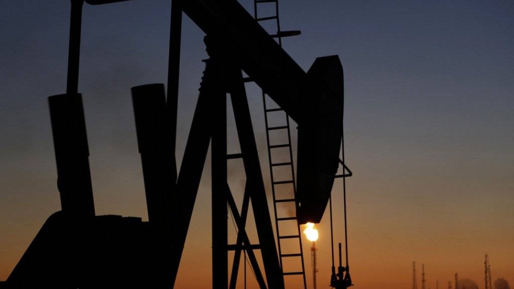 Schleppendes Wachstum: Vor allem Ölexporteure leiden unter den niedrigen Rohstoffpreisen. Im Bild eine Ölpumpe in Bahrain.