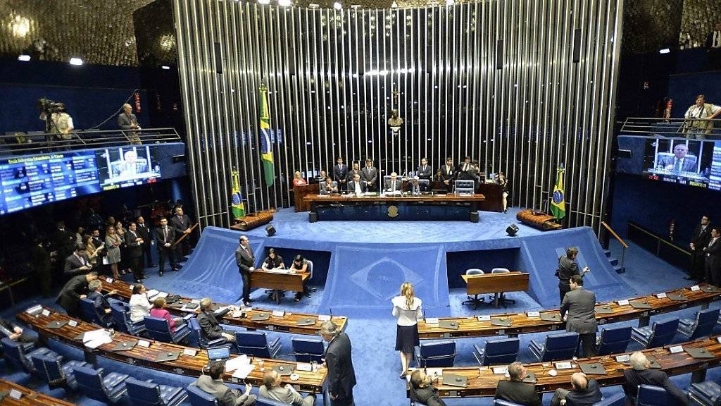 Der Senat in Brasilien bei seiner Entscheidung über Dilma Rousseffs Schicksal als Präsidentin: Jeder Senator hatte 15 Minuten zur Verfügung, um seine Beweggründe darzulegen.