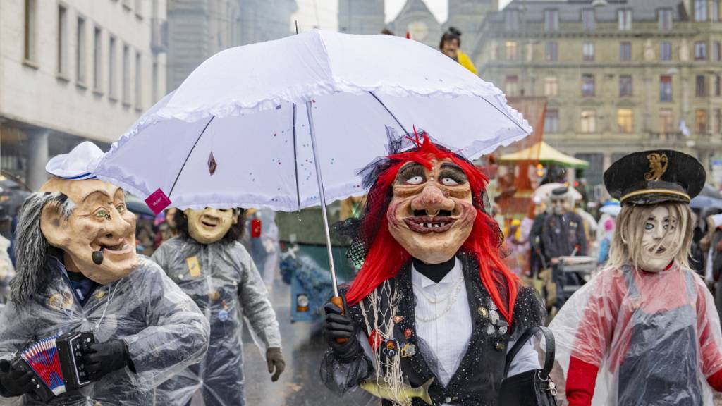 An der Luzerner Fasnacht 2026 sorgte das Regenwetter für nasse, und damit schwerere Abfallmengen. (Archivbild)