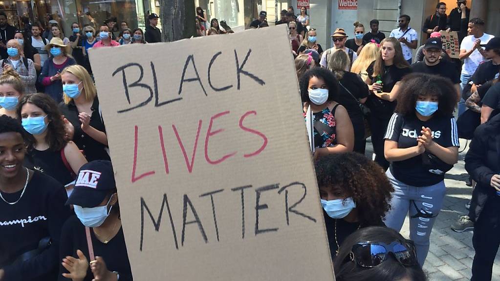 Karton mit dem Slogan «Black Lives Matter» in St. Gallen.