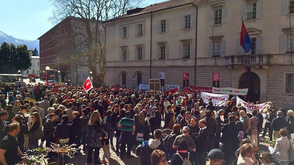 Vor dem Palazzo delle Orsoline in Bellinzona demonstrierten am Mittwoch Schüler, Lehrer, Politiker und Aktivisten gegen Einsparungen im Bildungsbereich.