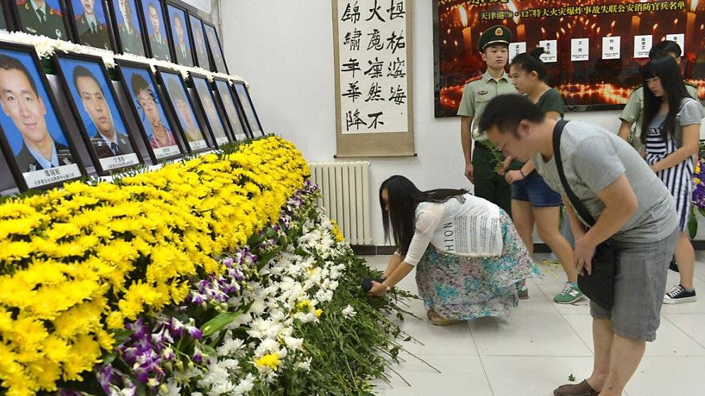 Trauer und Ehrenbezeugungen in einer Feuerwehrstation von Tianjin, im Gedenken an bei den Explosionen getöteten Feuerwehrleuten
