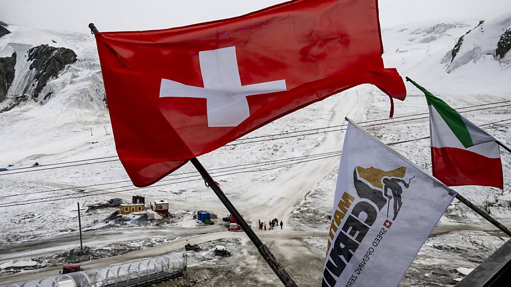 Ein Teil der präparierten Piste entlang des Startbereichs des Männer-Abfahrt ragt laut der Baukommission teilweise über das Skigebiet hinaus. (Archivbild)