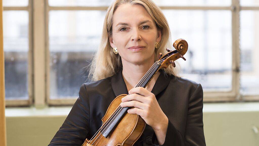 Julia Becker ist beim Tonhalle-Orchester Zürich Konzertmeisterin; in dieser Position vermittelt sie zwischen Orchester und Dirigent. Besonders wichtig ist diese Rolle, wenn das Orchester live zu einem Film spielt - wie am Finale des Filmmusikwettbewerbs. Dann kommt es auf die Millisekunde an.