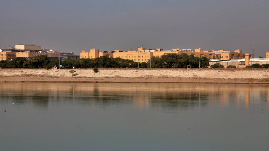 ARCHIV - Die Botschaft der Vereinigten Staaten spiegelt sich im Wasser des Tigris. Foto: Khalid Mohammed/AP/dpa