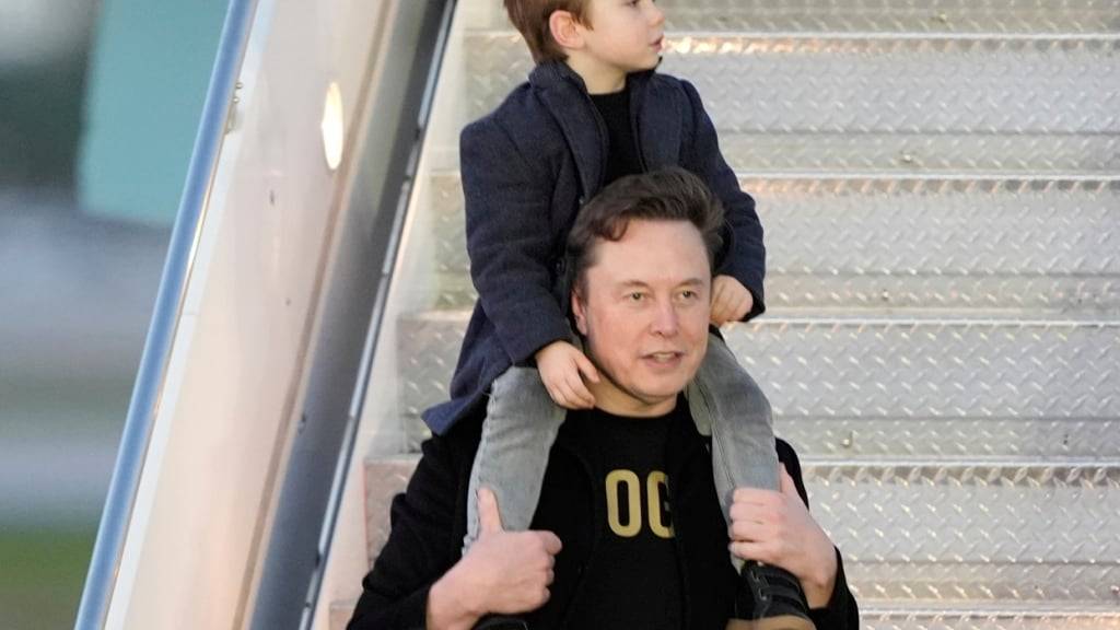 ARCHIV - Elon Musk trägt seinen Sohn X Æ A-Xii bei der Ankunft am Palm Beach International Airport in Florida. Foto: Manuel Balce Ceneta/AP/dpa/Archivbild