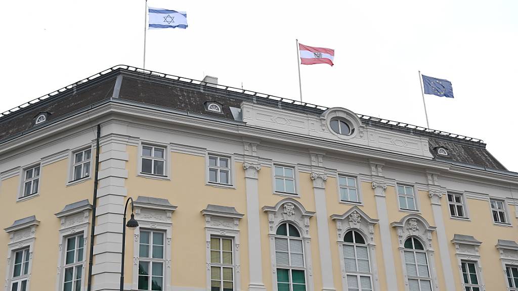 Das Bundeskanzleramt hat die israelische Fahne als Zeichen der Solidarität gehisst. Bundeskanzler Sebastian Kurz verurteilte die Angriffe auf Israel aus dem Gazastreifen.