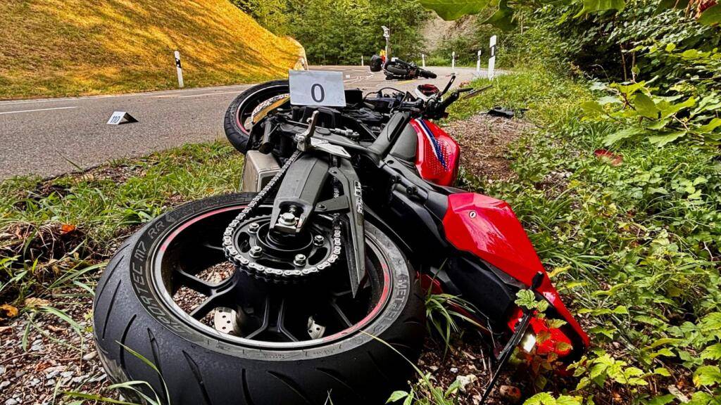 Zwei Motorradfahrer bei Frontalkollision in Steg verletzt