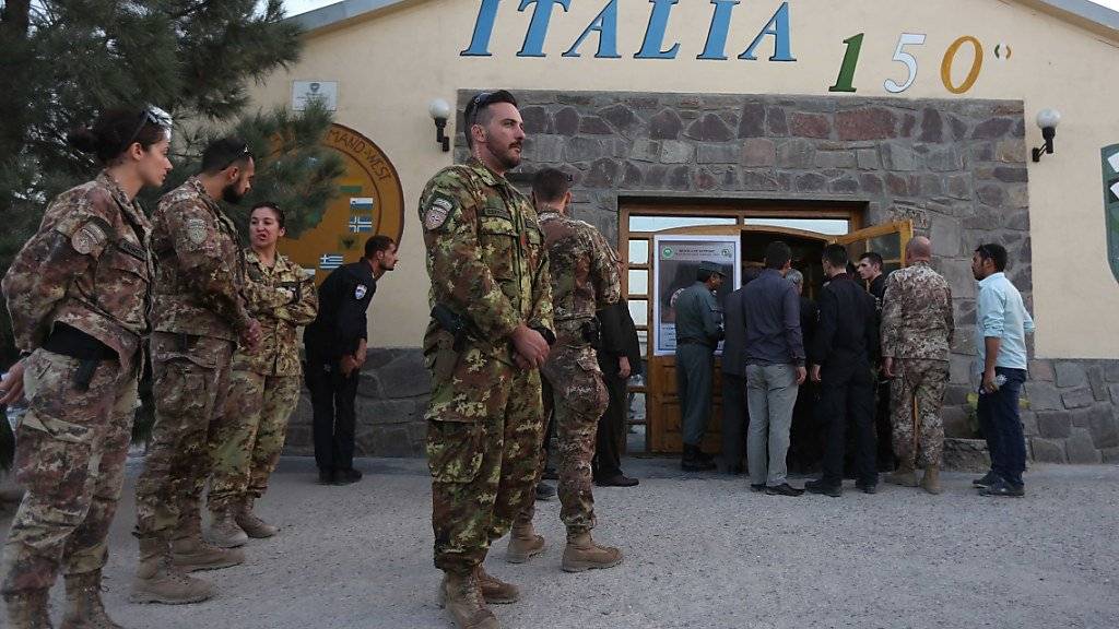 Italienische Soldaten der NATO-Mission Resolute Mission im afghanischen Herat: Die NATO-Staaten wollen mehr Militärexperten an den Hindukusch schicken, um die afghanischen Streitkräfte auszubilden.