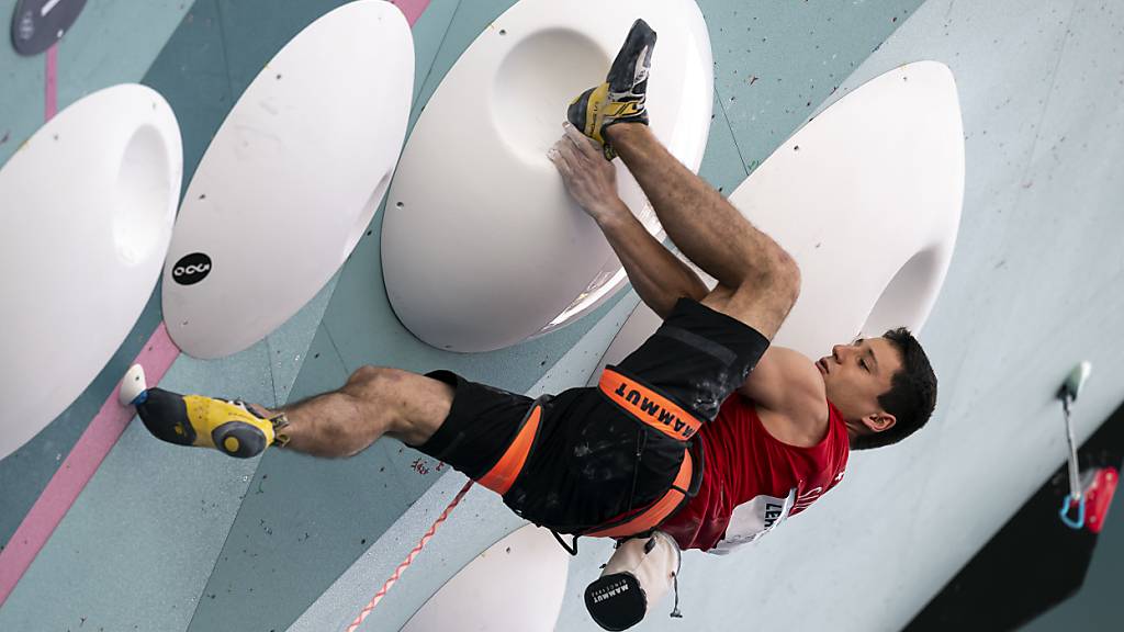 Sascha Lehmann sucht Halt in der überhängenden Wand