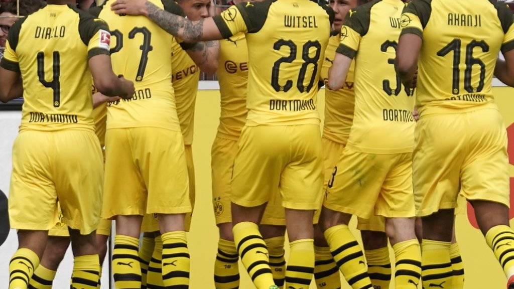 Dortmunder Jubel in Freiburg: Mit dem 4:0-Sieg bleibt der BVB an Leader Bayern dran