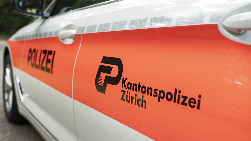 In Oberrieden hat sich am Dienstag ein Fussgänger verletzt, wie die Kantonspolizei Zürich mitteilte.