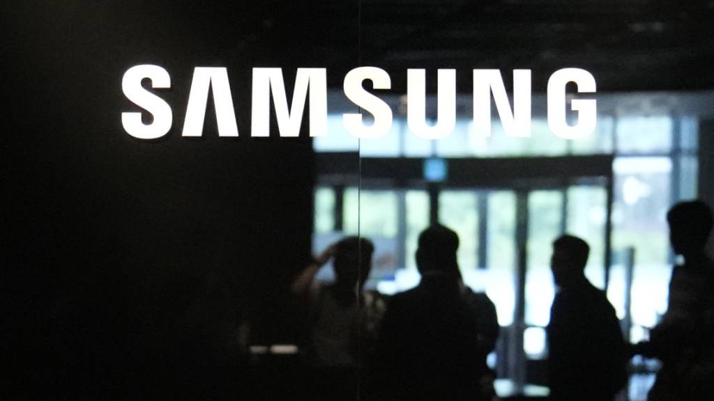 Der südkoreanische Elektronikriese Samsung hat im zweiten Quartal trotz Produktionskürzungen bei Speicherchips einen Gewinneinbruch erlitten. (Archivbild)