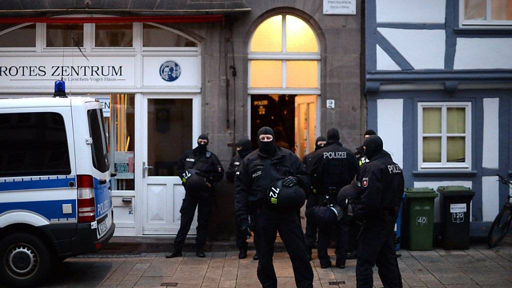 Polizisten im Einsatz vor dem «Roten Zentrum» in Göttingen.