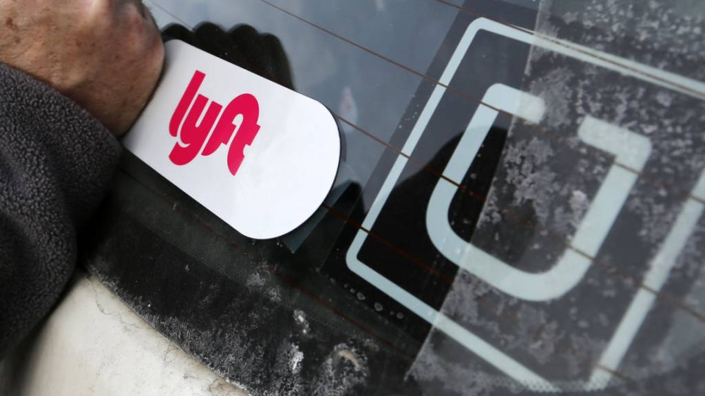 Der Fahrdienstanbieter Lyft, ein Konkurrenz zu Uber, hat im abgelaufenen Geschäftsquartal deutlich weniger Umsatz generiert. (Archivbild)