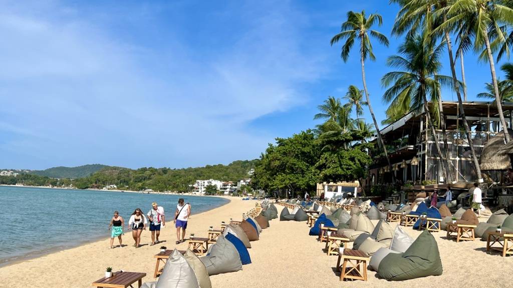 ARCHIV - Urlauber spazieren am Strand in Bophut auf der thailändischen Insel Ko Samui. Thailand schafft die erst vor zwei Jahren eingeführte 60-tägige visafreie Einreise für Touristen wieder ab. Künftig dürfen Besucher aus zahlreichen Ländern wieder nur noch 30 Tage ohne Visum im Königreich bleiben. Foto: Carola Frentzen/dpa