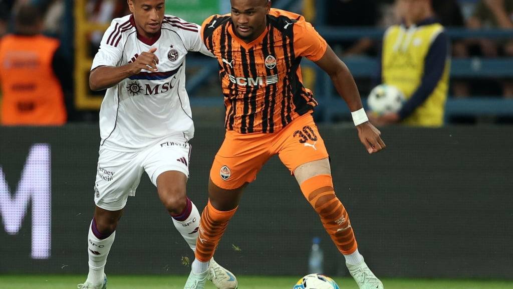Servette, hier mit Lilian Njoh (links), hält im Duell mit Schachtar Donezk gut entgegen